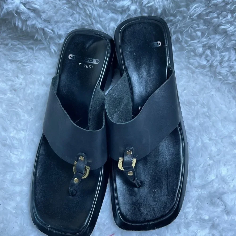 Nine West Cloud black leather thong sandals with gold tone accents size 8.5
